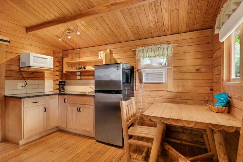 Yogi Bear™ Y-01 (Pet-Free Cabin)-4